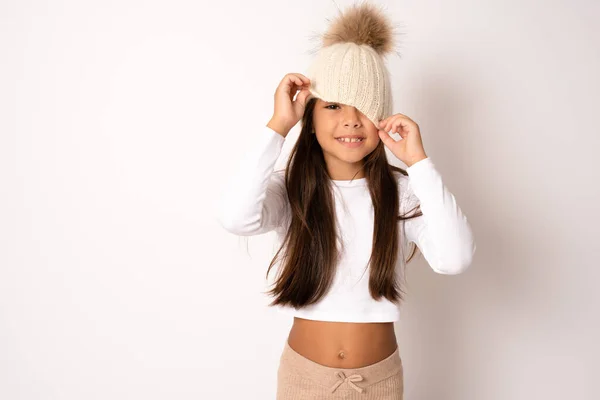 Winterporträt Eines Glücklichen Kleinen Mädchens Mit Strickmütze Kind Auf Weißem — Stockfoto