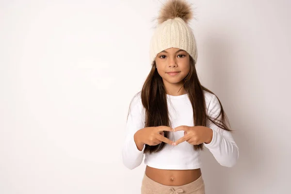 Portrét Mladé Usmívající Krásné Brunetky Dívka Zimním Klobouku Dělat Srdce — Stock fotografie