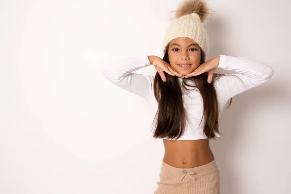 Piccola Bella Ragazza Felice Indossa Carino Cappello Invernale Sorridente Guardando — Foto Stock