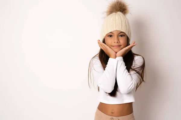 Pequena Menina Feliz Bonita Vestindo Chapéu Inverno Bonito Sorrindo Olhando — Fotografia de Stock