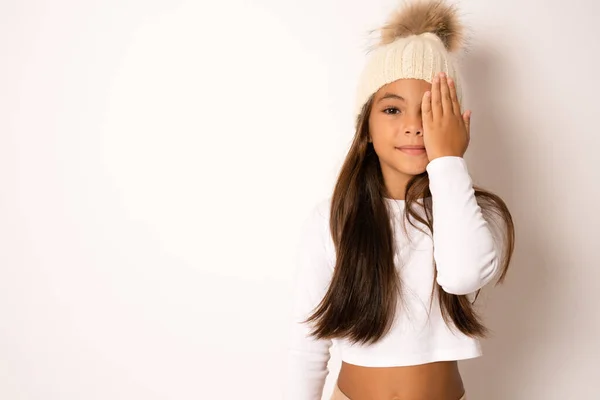 Καστανή Όμορφη Καστανή Ισπανόφωνη Κοπέλα Φορώντας Καπέλο Χειμώνα Καλύπτει Ένα — Φωτογραφία Αρχείου