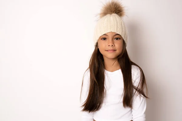 Ritratto Ravvicinato Adorabile Bambina Sorridente Che Indossa Cappello Maglia Isolato — Foto Stock