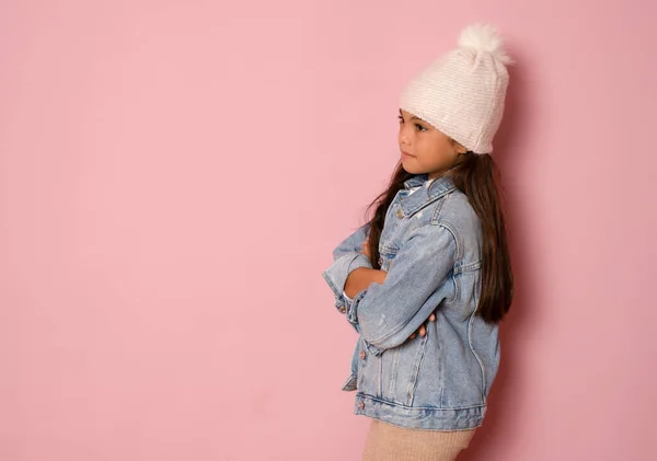 Seitenansicht Der Brünetten Hispanischen Mädchen Winterkleidung Glückliches Gesicht Lächelnd Mit — Stockfoto