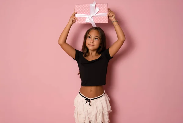 Φωτογραφία Ενός Ευτυχισμένου Μικρού Κοριτσιού Που Στέκεται Απομονωμένο Ροζ Φόντο — Φωτογραφία Αρχείου