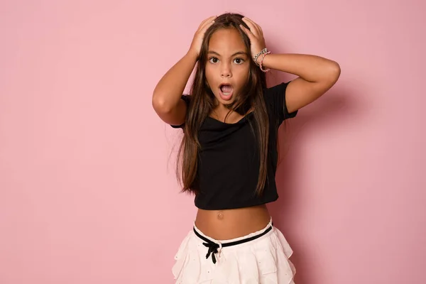 Retrato Divertido Menina Menina Morena Bonito Com Mãos Cabeça Youngster — Fotografia de Stock