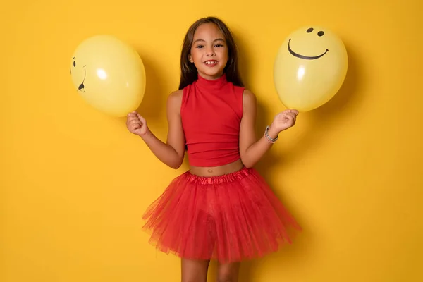 Υπέροχο Κοριτσάκι Που Φοράει Κόκκινα Ρούχα Και Παίζει Κίτρινα Μπαλόνια — Φωτογραφία Αρχείου