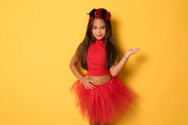 Όμορφο Χαμογελαστό Κοριτσάκι Αποκριές Κόκκινο Κοστούμι Δείχνει Προϊόν Χέρι Στέκεται — Φωτογραφία Αρχείου