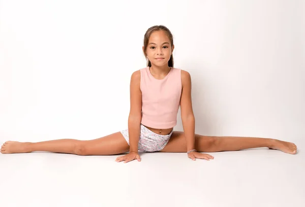 Niña Gimnasta Demuestra Flexibilidad Cordel Sentado Aislado Sobre Fondo Blanco —  Fotos de Stock