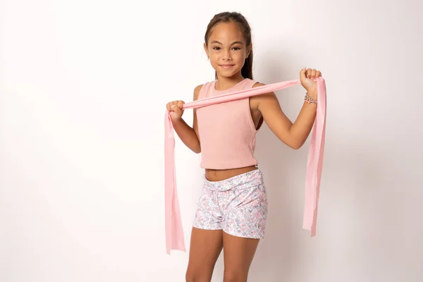 Kind Meisje Gymnast Toont Flexibiliteit Twine Staan Geïsoleerd Witte Achtergrond — Stockfoto