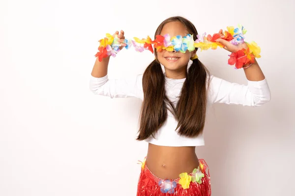 Close Van Een Klein Kind Meisje Hawaiian Kostuum Staande Geïsoleerde — Stockfoto