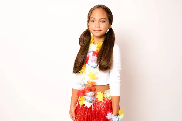 Κοριτσάκι Στολή Χαβάης Στέκεται Απομονωμένο Λευκό Φόντο — Φωτογραφία Αρχείου