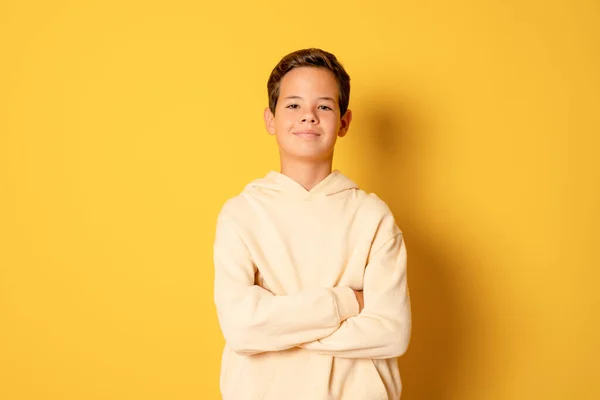 幸せな若いですCaucasian男の子でカジュアル服とともに腕交差絶縁上の黄色の背景 — ストック写真