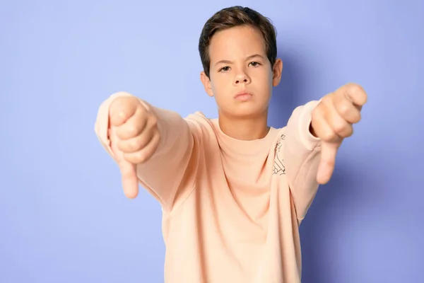 Retrato Infeliz Irritado Criança Descontente Dando Polegares Para Baixo Gesto — Fotografia de Stock