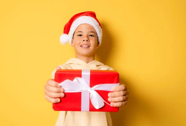 Weihnachtszeit Nahaufnahme Porträt Eines Lächelnden Jungen Mit Nikolausmütze Mit Geschenkbox — Stockfoto