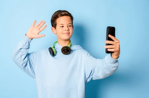 Glada Liten Pojke Casual Tröja Gör Selfie Skott Mobiltelefon Hälsning — Stockfoto