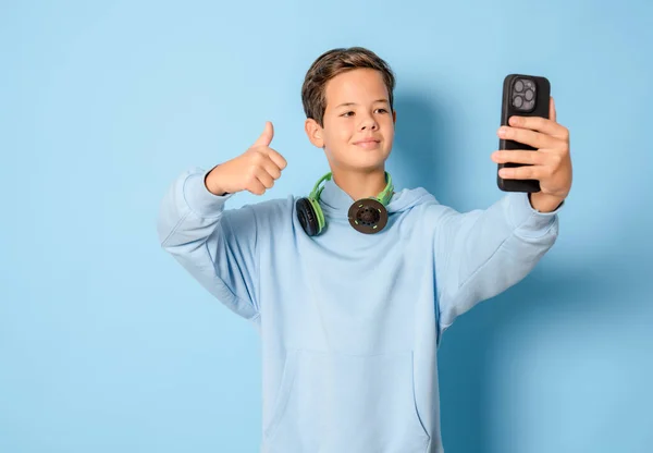 Glada Liten Pojke Casual Tröja Gör Selfie Skott Mobiltelefon Visar — Stockfoto