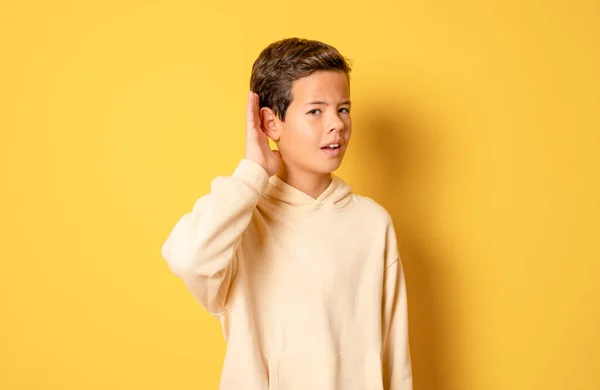 Kleine Blanke Jongen Geïsoleerd Gele Achtergrond Luisteren Naar Iets Door — Stockfoto