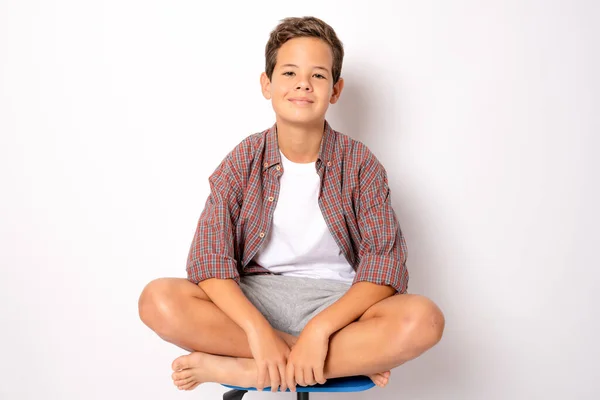 Menino Sentado Uma Cadeira Isolada Fundo Branco — Fotografia de Stock