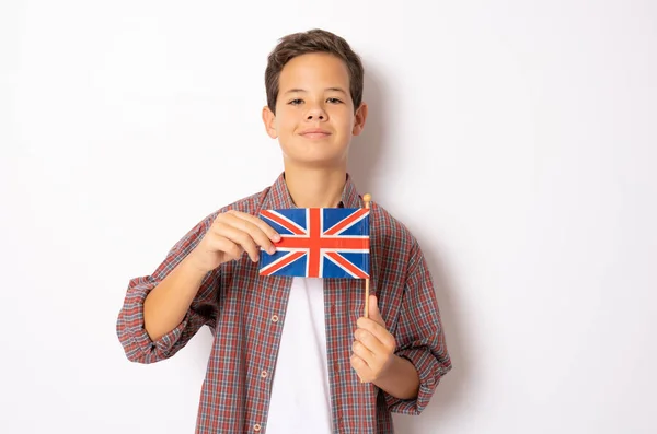 Sorrindo Menino Segurando Bandeira Britânica Isolado Sobre Fundo Branco — Fotografia de Stock