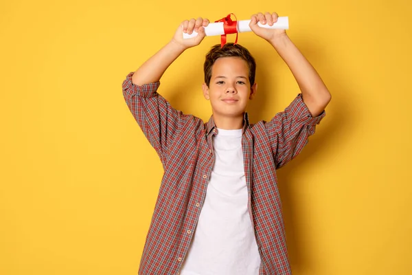 Giovane Piccolo Studente Caucasico Bambino Possesso Diploma Scuola Sfondo Giallo — Foto Stock