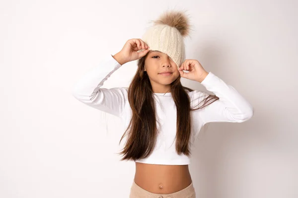 Ritratto Invernale Bambina Felice Con Cappello Maglia Bambino Sfondo Bianco — Foto Stock