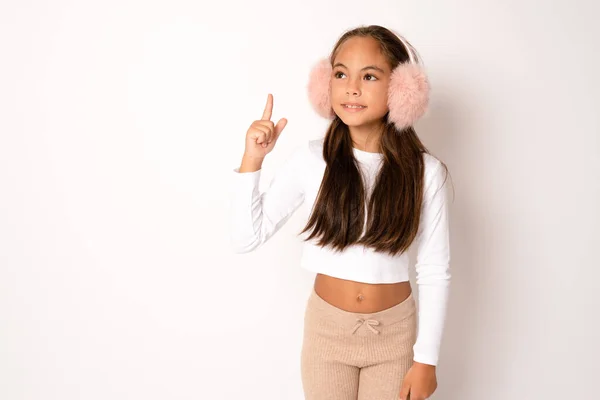 Retrato Comprimento Total Menina Hispânica Morena Auriculares Mostrando Apontando Para — Fotografia de Stock