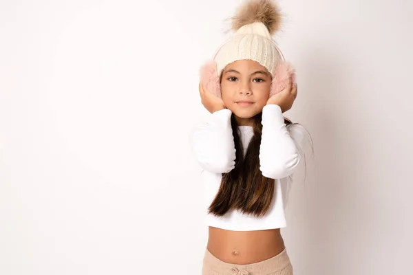 Menina Bonito Vestindo Earmuffs Elegantes Fundo Branco — Fotografia de Stock