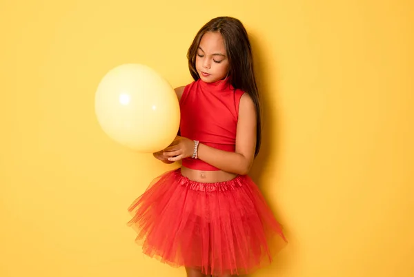 Linda Menina Vestindo Roupas Vermelhas Brincando Com Balão Amarelo Festa — Fotografia de Stock