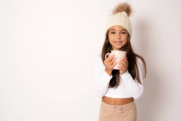 Mała Dziewczynka Trzyma Kubek Ciepłym Napojem Zimnej Porze Roku Zimowy — Zdjęcie stockowe