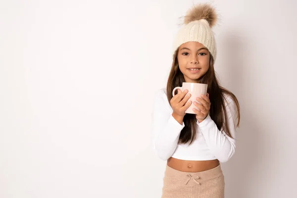 Uma Menina Segura Uma Xícara Com Uma Bebida Quente Estação — Fotografia de Stock