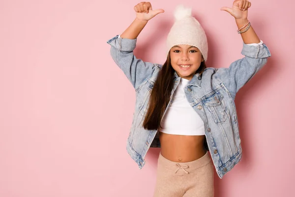 Brünettes Hispanisches Mädchen Winterkleidung Mit Fröhlichem Gesicht Das Mit Erhobenem — Stockfoto