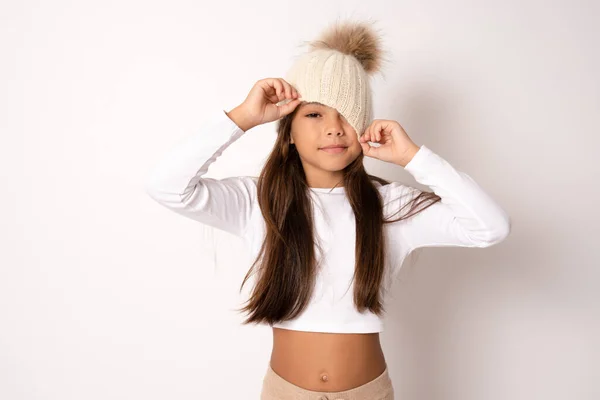 Χειμερινό Πορτραίτο Ευτυχισμένου Κοριτσιού Πλεκτό Καπέλο Παιδί Λευκό Φόντο Έννοια — Φωτογραφία Αρχείου