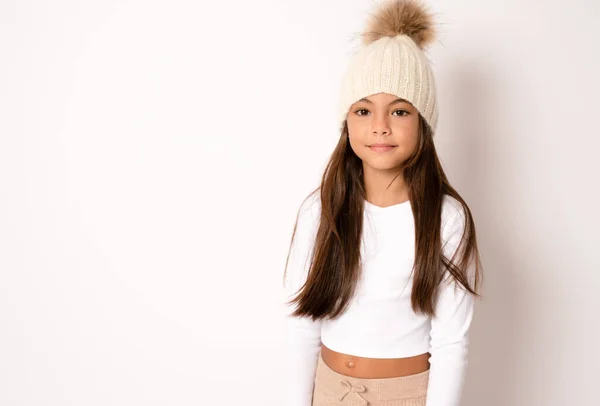 Retrato Inverno Menina Feliz Usando Chapéu Malha Criança Fundo Branco — Fotografia de Stock