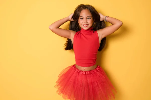 Υπέροχο Κοριτσάκι Που Φοράει Κόκκινα Ρούχα Και Διασκεδάζει Μακριά Μαλλιά — Φωτογραφία Αρχείου