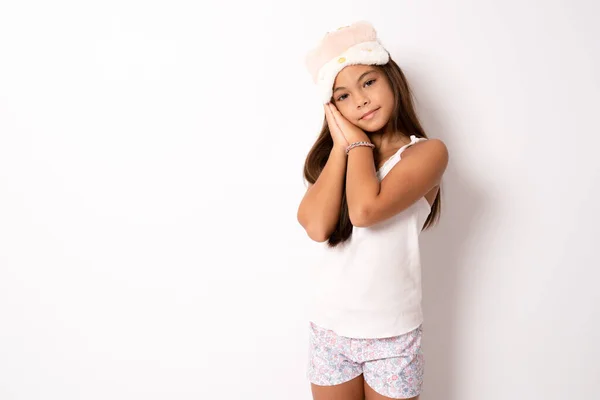 Sorrindo Menina Bonito Vestindo Uma Máscara Dormir Isolado Sobre Fundo — Fotografia de Stock