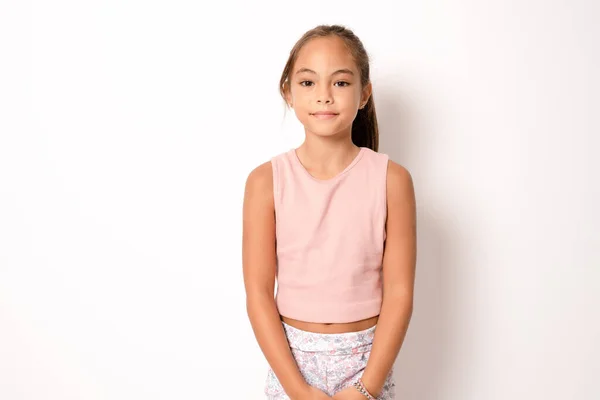 Retrato Bonito Alegre Menina Olhando Para Câmera Isolada Sobre Fundo — Fotografia de Stock