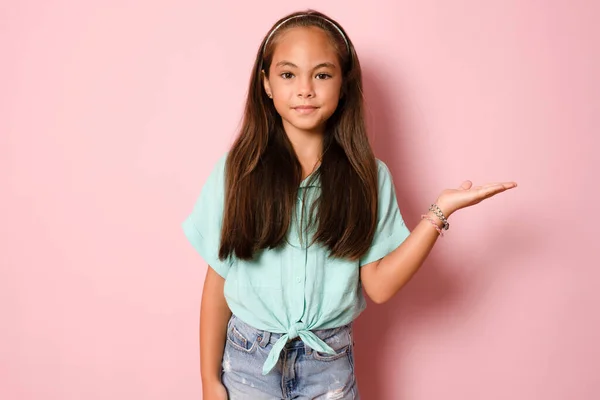 Joven Niña Hermosa Vistiendo Camisa Verde Pie Sobre Fondo Blanco —  Fotos de Stock