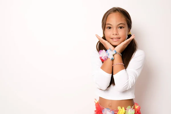 Petite Fille Enfant Costume Hawaïen Debout Isolé Fond Blanc — Photo