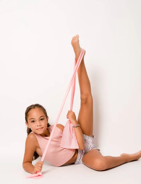 Full Length Foto Giovane Attraente Bambina Sedersi Pavimento Stretching Palestra — Foto Stock