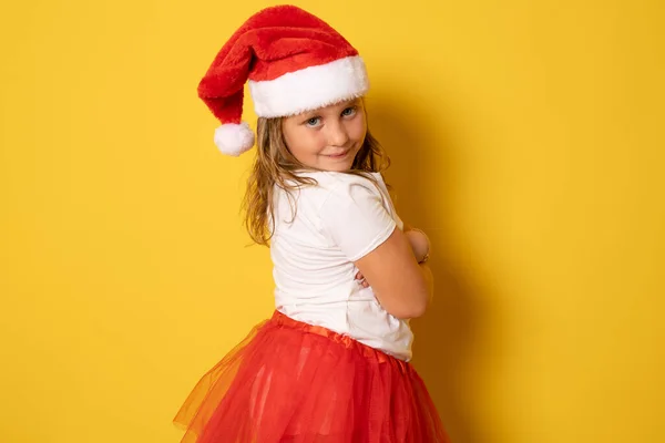 Menina Chapéu Vermelho Papai Noel Fundo Amarelo Retrato — Fotografia de Stock