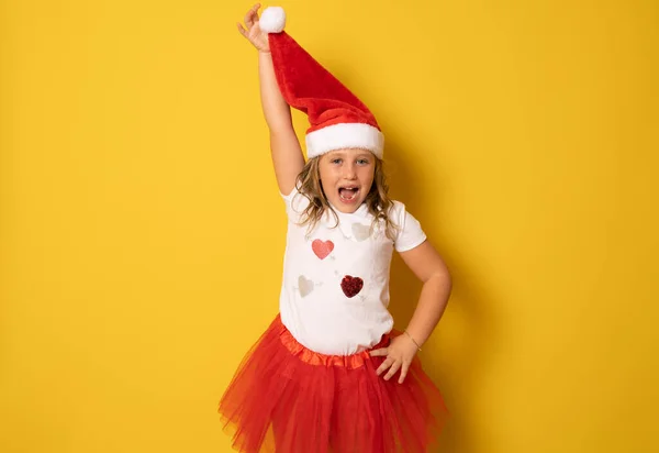 Engraçado Bonito Menina Vermelho Santa Chapéu Fundo Amarelo Retrato — Fotografia de Stock