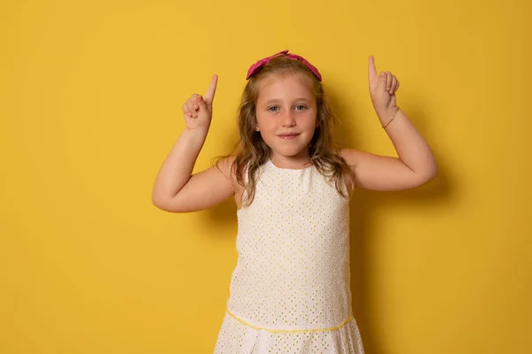 Dziewczynka Wskazująca Palcem Udany Pomysł Wyjechany Szczęśliwy Numer Jeden — Zdjęcie stockowe