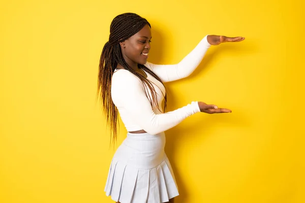 Jonge Afro Amerikaanse Vrouw Staat Geïsoleerde Gele Achtergrond Wijzen Opzij — Stockfoto