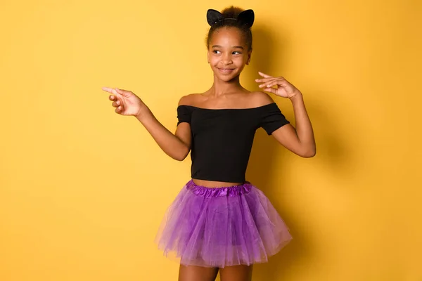 Feliz Menina Americana Africana Criança Celebrando Halloween Apontando Dedos Lado — Fotografia de Stock
