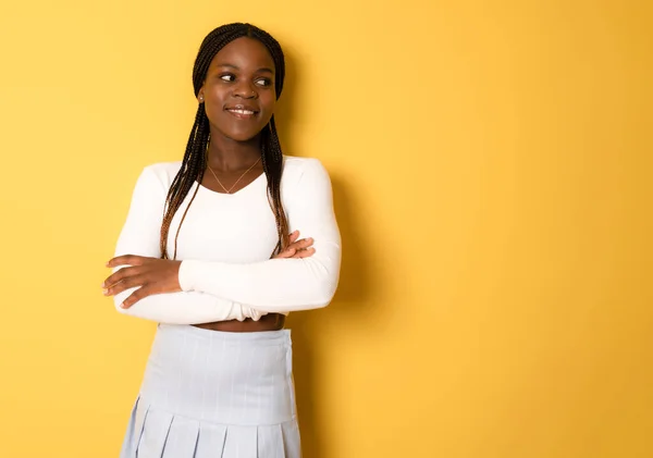 Gelukkig Jong Afrikaans Vrouw Terloops Gekleed Staan Geïsoleerd Gele Achtergrond — Stockfoto