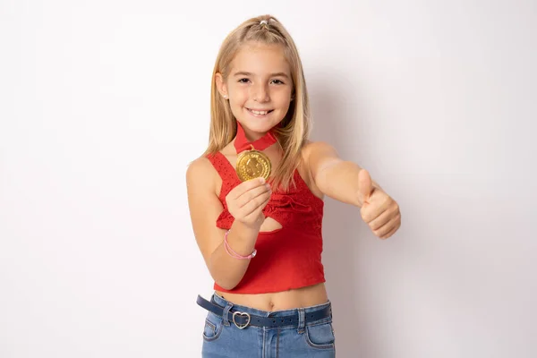 Heyecanlı Kız Beyaz Arka Planda Altın Madalyasını Gösteriyor — Stok fotoğraf
