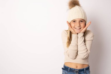 Güzel görünümlü, sevimli, neşeli, neşeli, sarışın kızın portresi. Beyaz arka planda izole edilmiş bir kopya alanı.