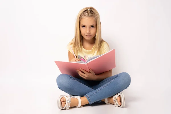 Educación Concepto Escolar Niña Estudiante Sentada Suelo Leyendo Libro —  Fotos de Stock
