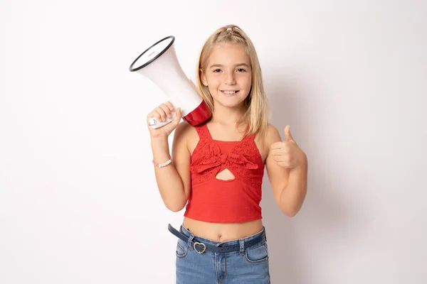 Kırmızı Tişörtlü Komik Kız Çocuğu Beyaz Arka Plandaki Çocuk Stüdyo — Stok fotoğraf