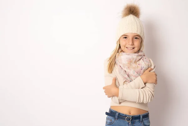 Foto Ritratto Bambina Abbigliamento Invernale Che Abbraccia Isolata Sfondo Bianco — Foto Stock